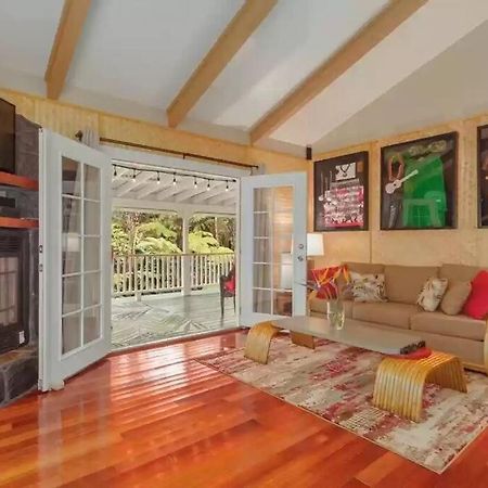 Hau'Oli Place Tiki Cottage In โวลคาโน ภายนอก รูปภาพ