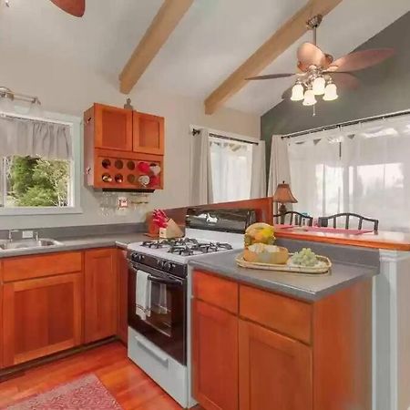 Hau'Oli Place Tiki Cottage In โวลคาโน ภายนอก รูปภาพ