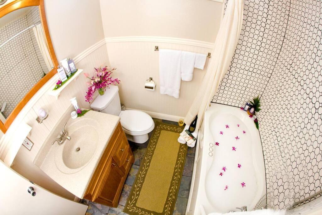 Hau'Oli Place Tiki Cottage In โวลคาโน ภายนอก รูปภาพ