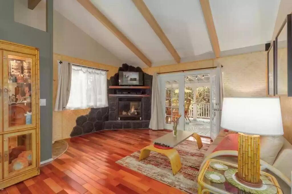 Hau'Oli Place Tiki Cottage In โวลคาโน ภายนอก รูปภาพ