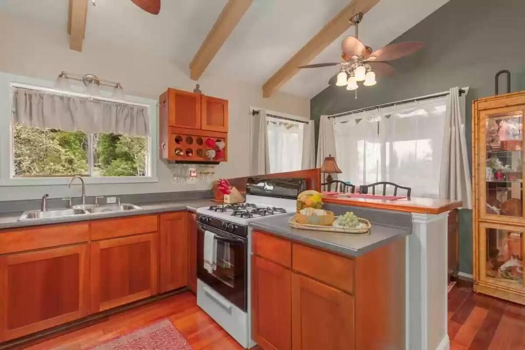 Hau'Oli Place Tiki Cottage In โวลคาโน ภายนอก รูปภาพ