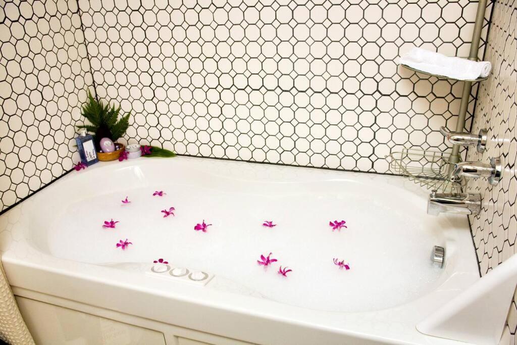 Hau'Oli Place Tiki Cottage In โวลคาโน ภายนอก รูปภาพ