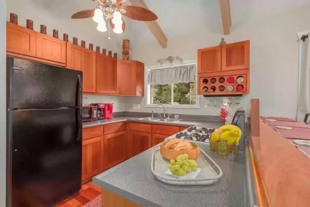 Hau'Oli Place Tiki Cottage In โวลคาโน ภายนอก รูปภาพ